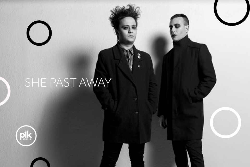 She Past Away | koncert